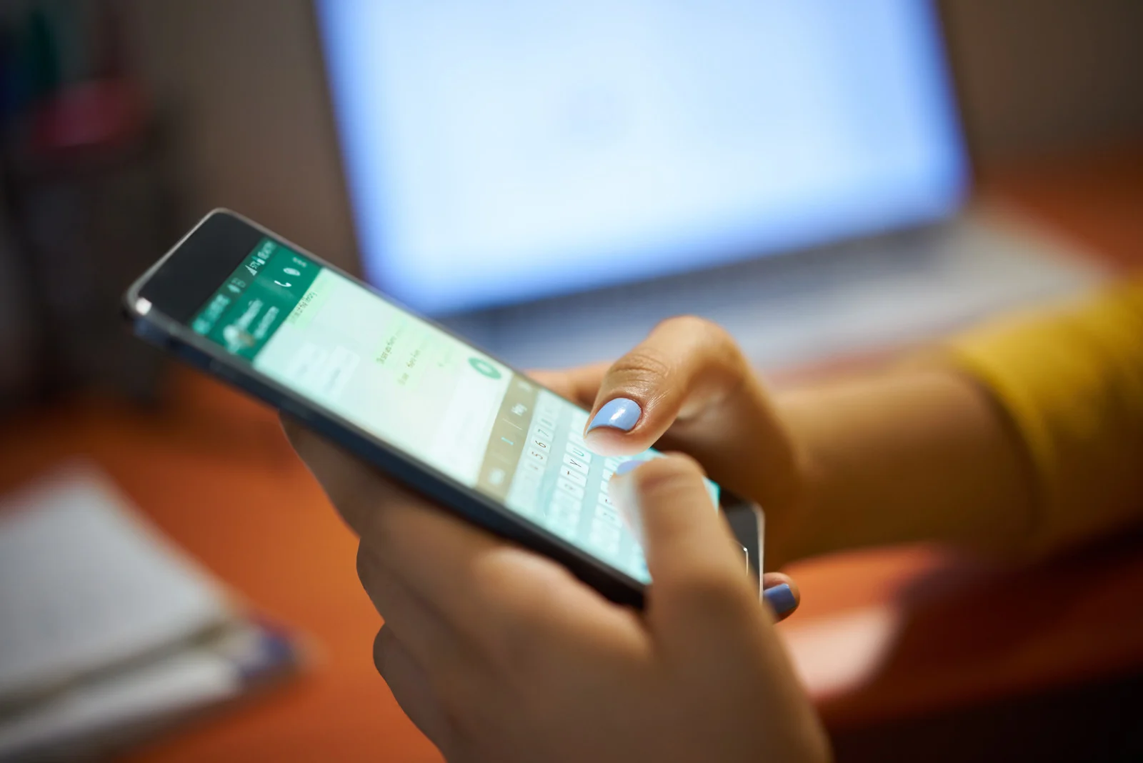 Atendimento pelo WhatsApp no smartphone