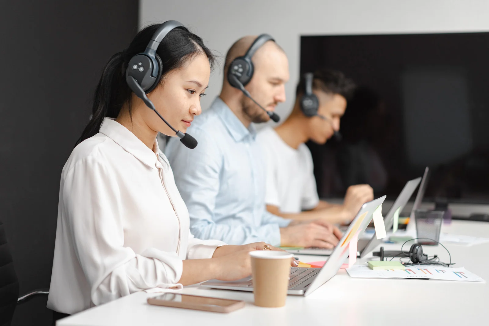 Equipe de atendimento usando headset