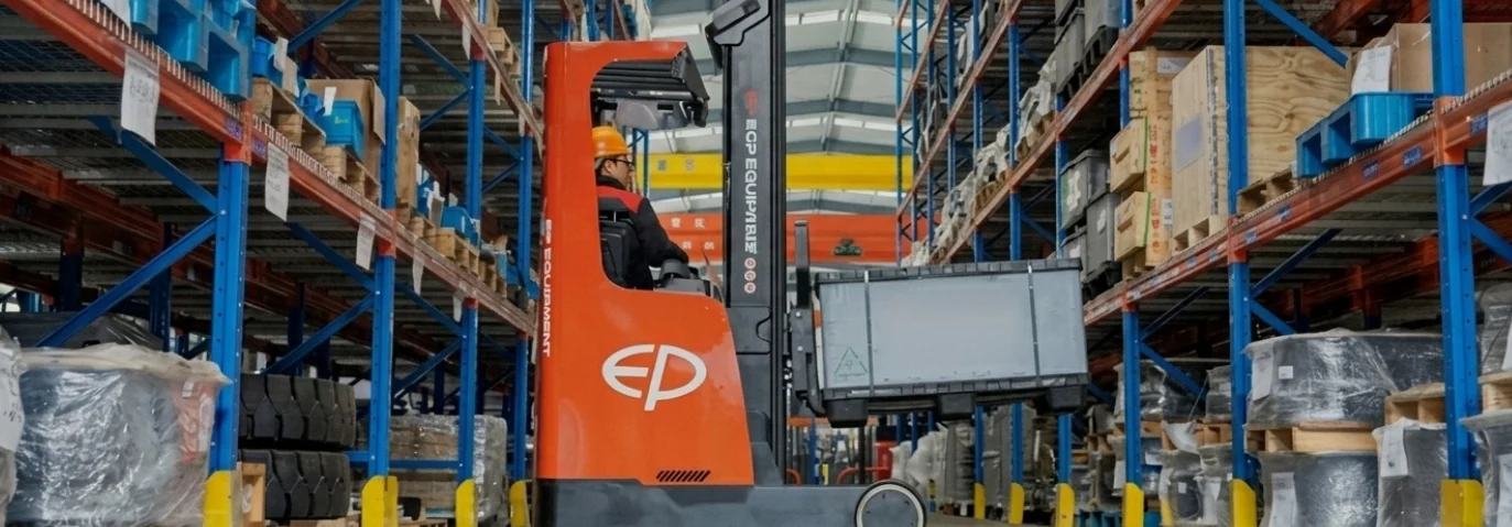 Empilhadeira retrátil 80 V Li-ion para corredores estreitos