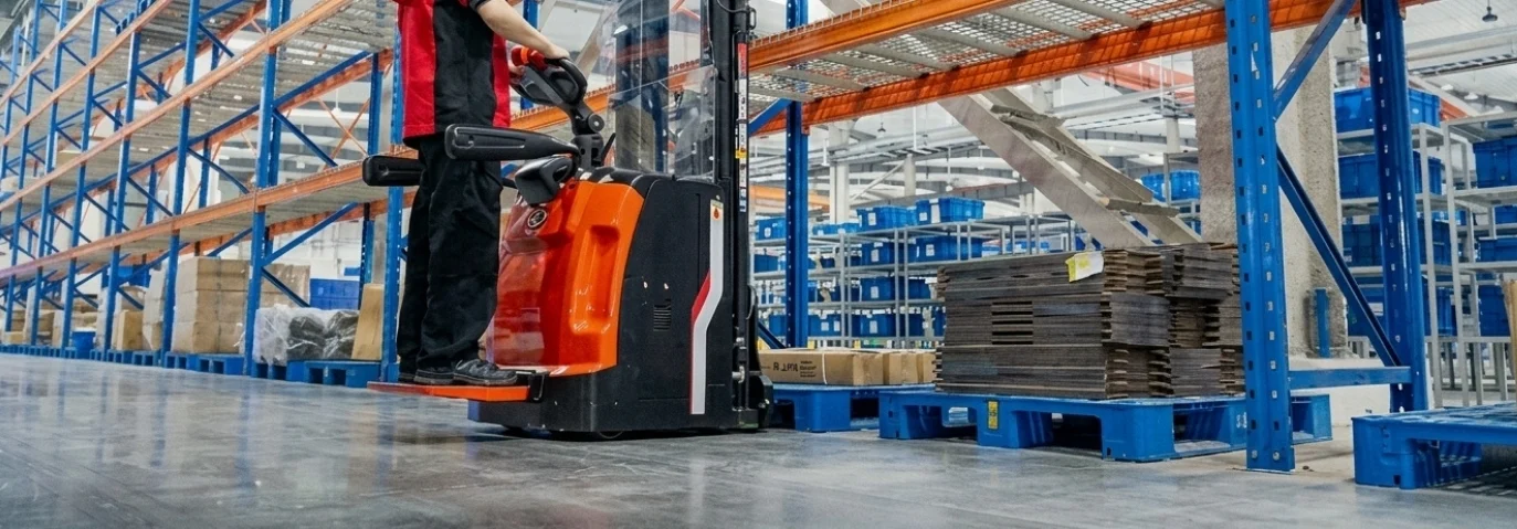 Empilhador pesado Li-ion com plataforma rebatível para 1,6 tonelada