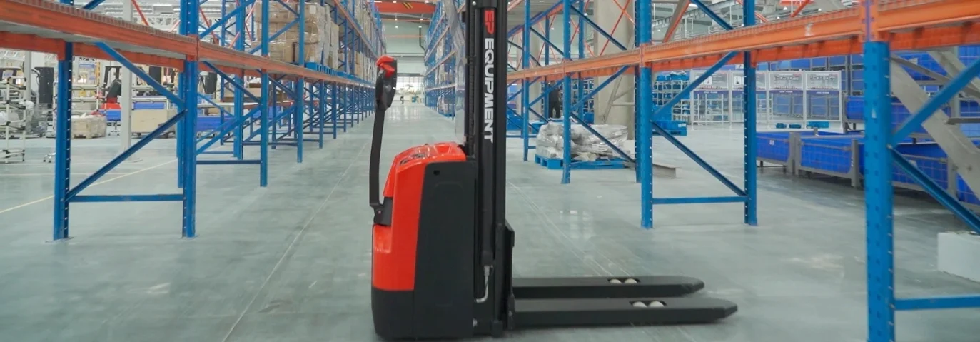Empilhador elétrico para movimentação e armazenagem